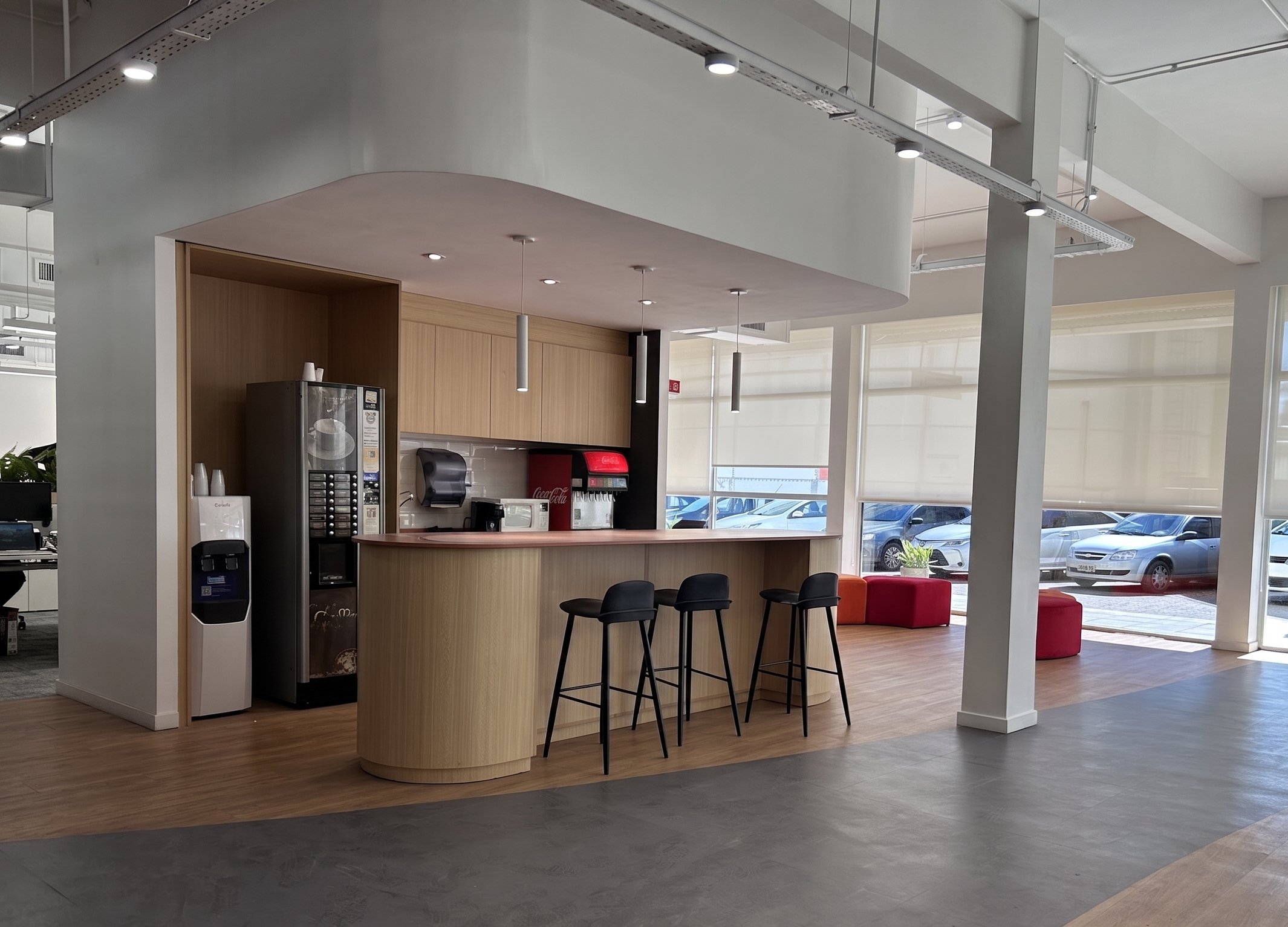 Coffee point corporativo con mesada a medida