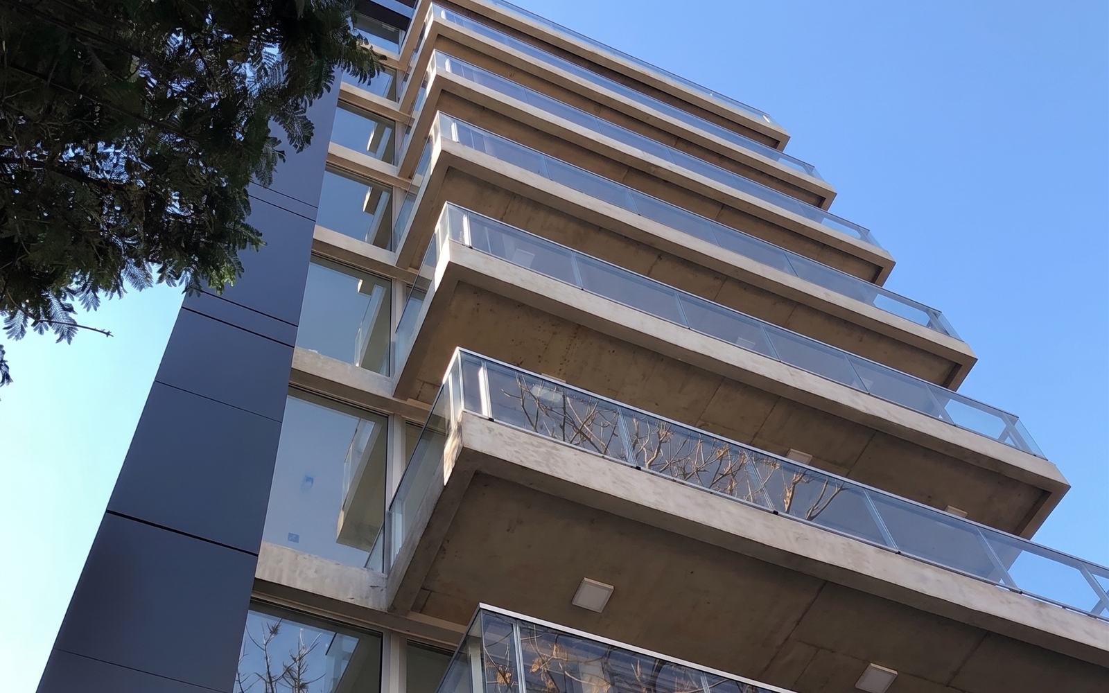 Fachada de edificio residencial diseñado y construido por Homestudio