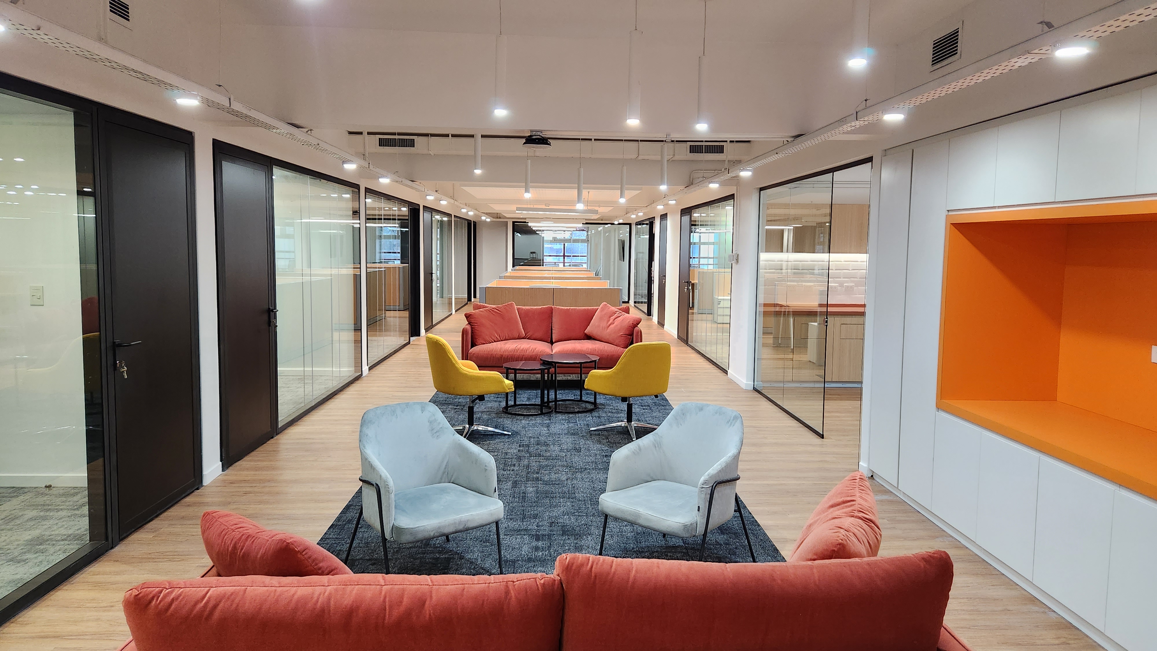 Espacio de lounge corporativo con sillones